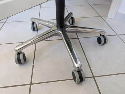 Stabiles Aluminium Fußkreuz als Ersatzteil für Bürostühle in silberner Farbe.
